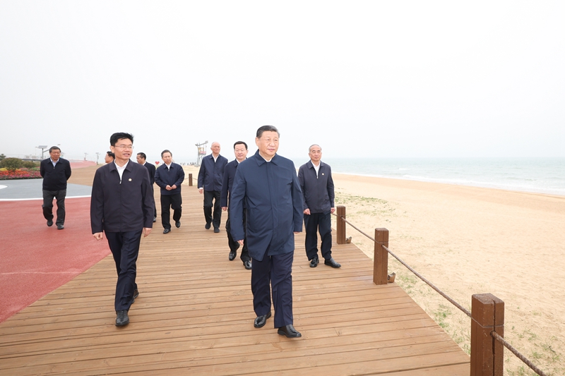 2024年5月22日，習(xí)近平總書(shū)記在山東日照陽(yáng)光海岸綠道考察。