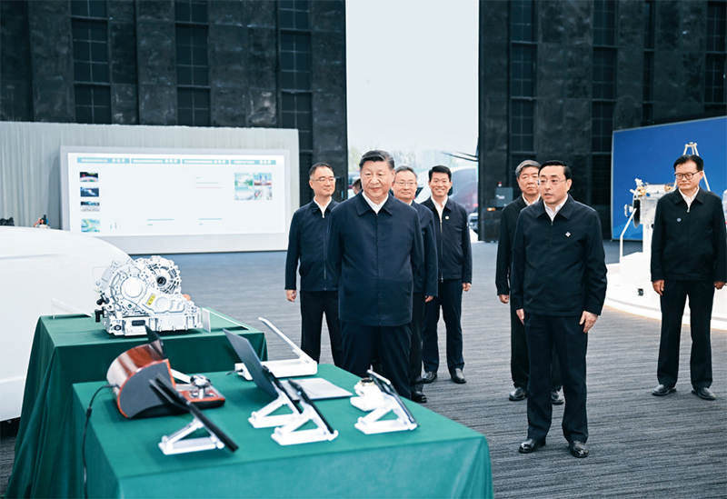 2024年10月17日至18日，中共中央總書記、國家主席、中央軍委主席習近平在安徽考察。這是17日下午，習近平在合肥濱湖科學城察看安徽省重大科技創(chuàng)新成果集中展示。 新華社記者 謝環(huán)馳/攝