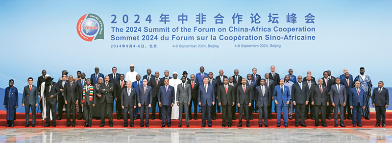 2024年9月5日上午，國家主席習近平在北京人民大會堂出席中非合作論壇北京峰會開幕式并發(fā)表主旨講話。這是開幕式前，習近平同出席峰會的外方領導人集體合影。 新華社記者 饒愛民/攝