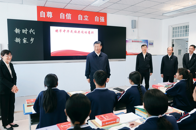 2024年6月18日至19日，中共中央總書記、國家主席、中央軍委主席習近平在青?？疾?。這是18日下午，習近平在果洛西寧民族中學高一（1）班觀摩“新時代、新家鄉(xiāng)”主題思政課。 新華社記者 鞠鵬/攝