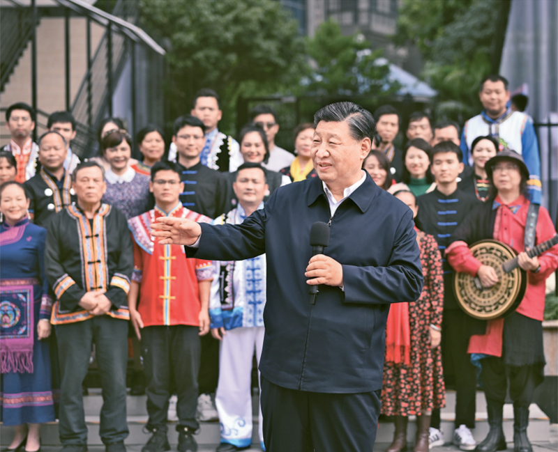 2023年12月14日至15日，中共中央總書記、國家主席、中央軍委主席習近平在廣西考察。這是14日上午，習近平在南寧市良慶區(qū)蟠龍社區(qū)考察時，同社區(qū)各族群眾親切交流。 新華社記者 燕雁/攝