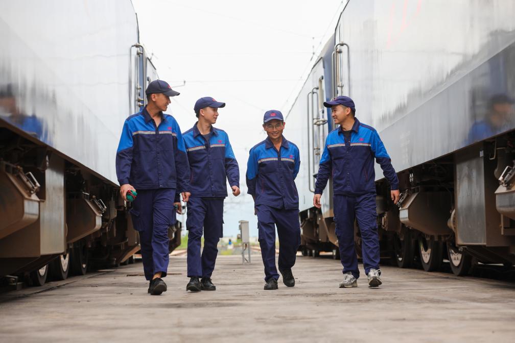 2024年9月9日，來(lái)自中國(guó)、老撾的師徒4人在中老鐵路萬(wàn)象運(yùn)營(yíng)管理中心的機(jī)車(chē)檢修庫(kù)內(nèi)。新華社發(fā)（楊永全攝）