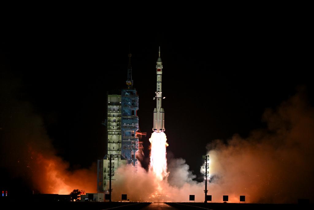 2024年10月30日，搭載神舟十九號(hào)載人飛船的長(zhǎng)征二號(hào)F遙十九運(yùn)載火箭在酒泉衛(wèi)星發(fā)射中心點(diǎn)火發(fā)射。新華社記者李鑫攝