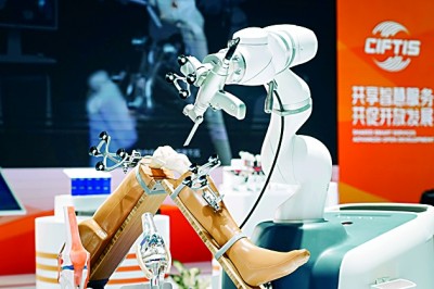 2024年中國國際服務(wù)貿(mào)易交易會(huì)上展出的人工智能骨科手術(shù)機(jī)器人。新華社發(fā)