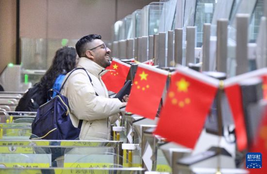 1月2日，國外旅客通過大興機場邊檢站入境。新華社記者 李欣 攝