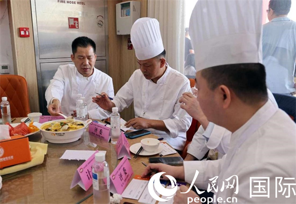 評(píng)委正在品嘗菜品并打分。人民網(wǎng)記者 管克江攝