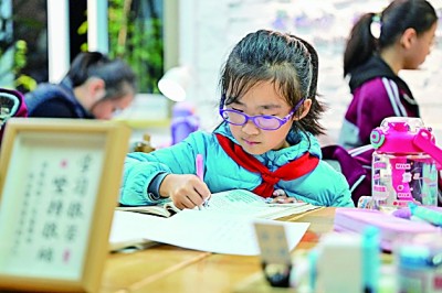 在河南洛陽市澗西區(qū)長安路街道長安路二社區(qū)共享自習室內(nèi)，孩子們在學習。李衛(wèi)超攝/光明圖片