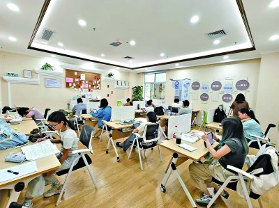 廣東深圳市龍崗區(qū)黨群服務(wù)中心開設(shè)的共享自習室一景。受訪者供圖