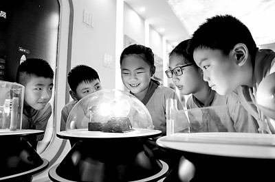 江西省南昌市青云客航天科創(chuàng)空間青少年科普館，孩子們在觀察光壓傳動試驗。鮑贛生攝/光明圖片