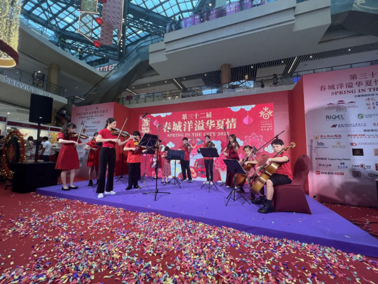 來自中國和新加坡的藝術(shù)團(tuán)體聯(lián)袂表演了歌舞、器樂、武術(shù)、雜技等多種形式的文藝節(jié)目。活動(dòng)主辦方供圖