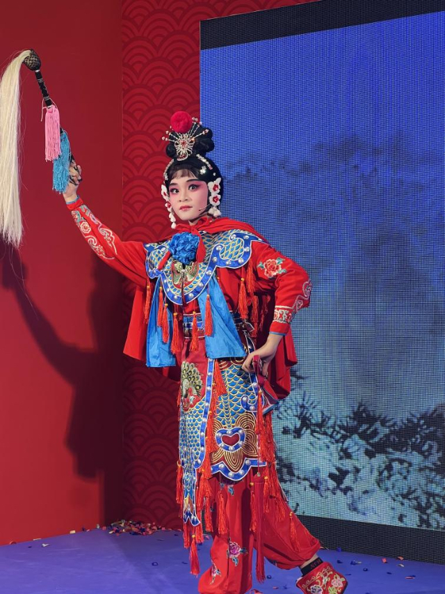 來自中國和新加坡的藝術(shù)團(tuán)體聯(lián)袂表演了歌舞、器樂、武術(shù)、雜技等多種形式的文藝節(jié)目?；顒?dòng)主辦方供圖