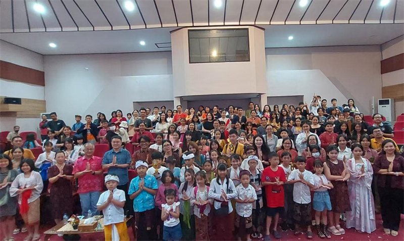 出席活動的師生與嘉賓合影。巴陵康孔子學(xué)院供圖