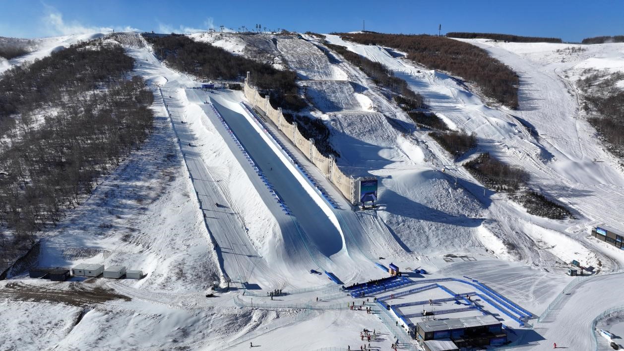 2024-2025賽季國際雪聯(lián)自由式滑雪和單板滑雪U型場地技巧世界杯比賽場地。人民網(wǎng)記者 李兆民攝
