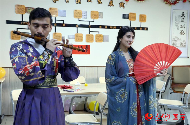 薩拉赫丁大學中文系學生們展示才藝。人民網(wǎng)伊納斯·易卜拉欣攝