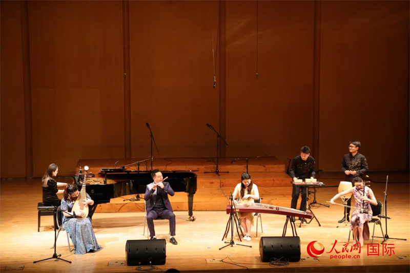 來自云南藝術(shù)學(xué)院的音樂家在演奏《金蛇狂舞》。人民網(wǎng)記者 楊一攝