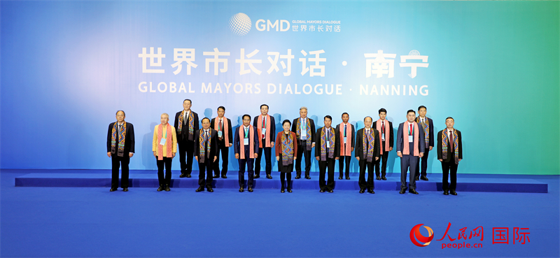 在南寧國際會展中心金桂花廳外，參加活動的中國和東盟國家市長合影留念。人民網(wǎng)記者 趙益普攝