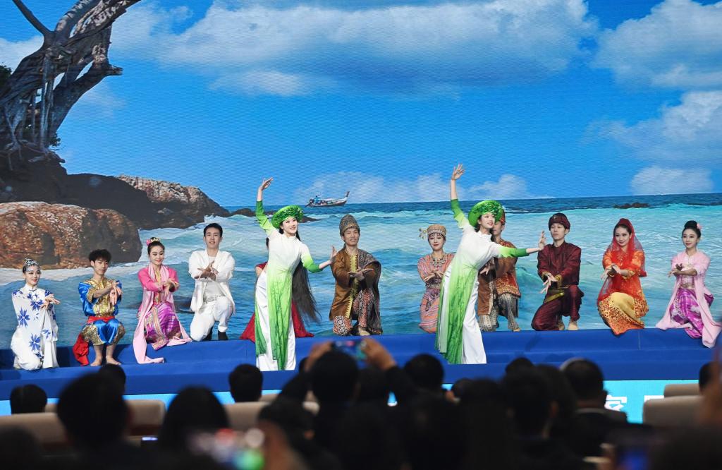 這是1月16日，在南寧國(guó)際會(huì)展中心，演員在“世界市長(zhǎng)對(duì)話·南寧”活動(dòng)間隙表演節(jié)目。新華社記者 陸波岸 攝