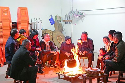 為討論蜜梨產(chǎn)業(yè)發(fā)展事宜，鸕鳥鎮(zhèn)開展“圍爐夜話”。資料圖片