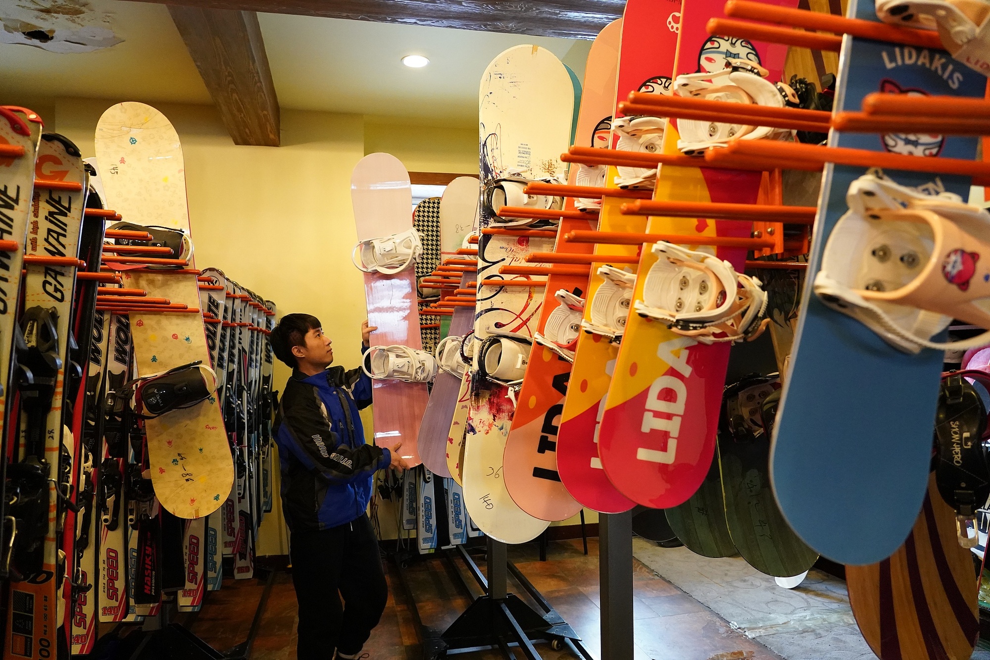 海拉爾滑雪場，工作人員在整理雪具
