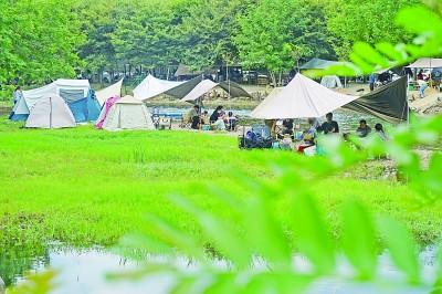 徑山鎮(zhèn)一家露營(yíng)基地迎來眾多游客。新華社發(fā)