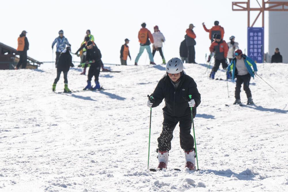 2025年1月5日，游客在湖北宜昌市夷陵區(qū)一滑雪場體驗(yàn)滑雪