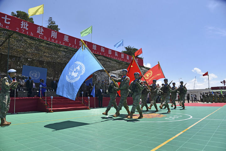 2024年4月9日，在剛果（金）南基伍省布卡武市的中國(guó)半島營(yíng)區(qū)，中國(guó)第27批赴剛果（金）維和部隊(duì)官兵被授予聯(lián)合國(guó)“和平勛章”。新華社發(fā)（中國(guó)第27批赴剛果（金）維和部隊(duì)供圖）