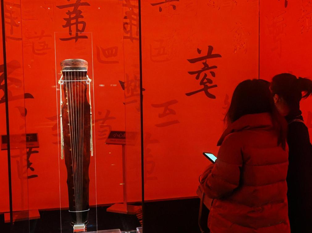 近日，在浙江省博物館之江館區(qū)，故宮博物館收藏的唐“大圣遺音”琴在“‘故宮·茶世界’觀茶——茶文化精品展”展出。新華社記者 馮源 攝