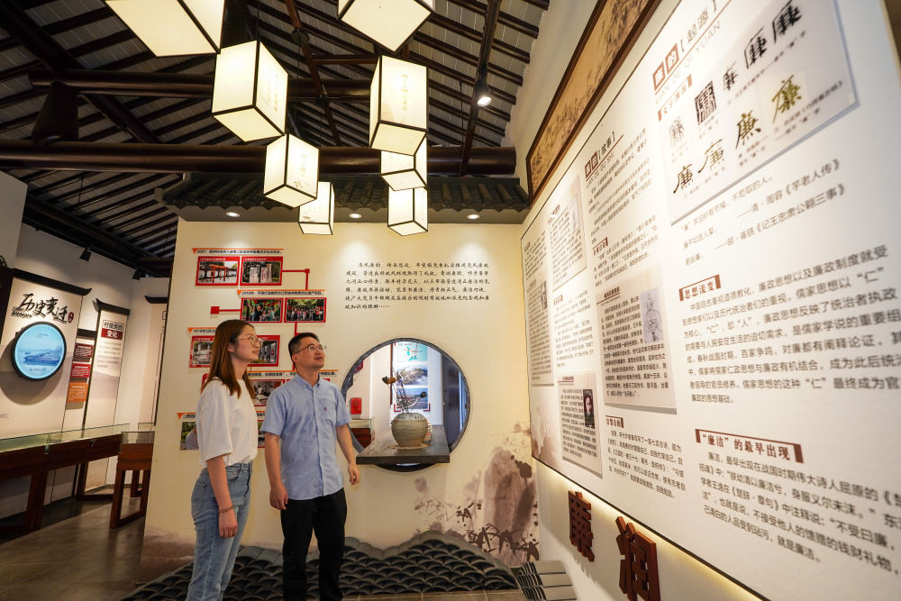 參觀(guān)者在蘇州市吳江區(qū)平望鎮(zhèn)廉潔教育基地鶯湖廉園內(nèi)參觀(guān)（2024年7月4日攝）。新華社記者 李博 攝