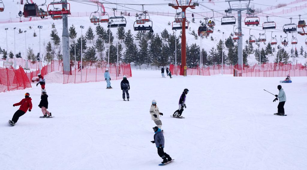 2025年1月8日，滑雪愛好者在新疆阿勒泰市將軍山滑雪場的雪道上滑行。新華社記者 張嘯誠 攝
