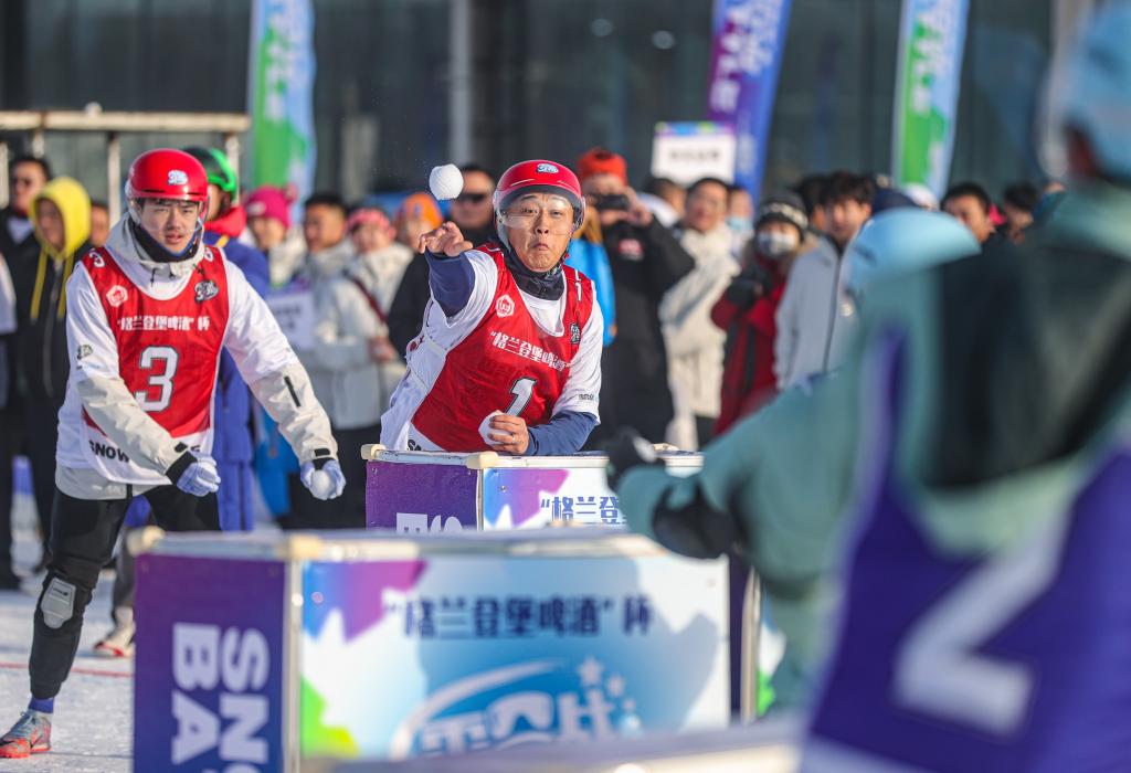 2024年12月30日，選手在“2024—2025遼寧省全民雪合戰(zhàn)冠軍賽”中“打雪仗”。新華社記者 潘昱龍 攝