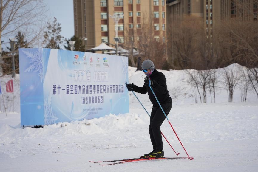 在呼倫貝爾，滑雪愛好者在城市越野滑雪公園內(nèi)滑雪。人民網(wǎng)記者 苗陽攝