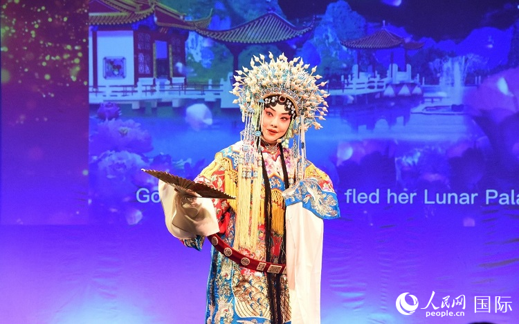 京劇經(jīng)典選段《貴妃醉酒》。人民網(wǎng)記者 殷淼攝