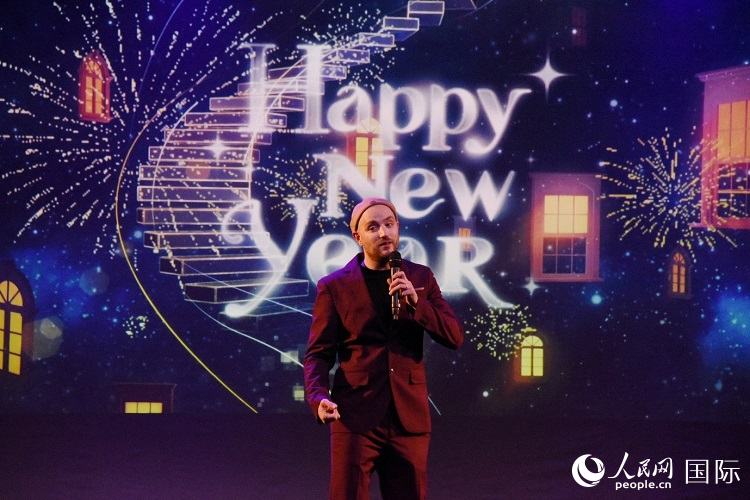 瑞典籍歌手天木演唱歌曲《Happy New Year》。人民網(wǎng)記者 殷淼攝