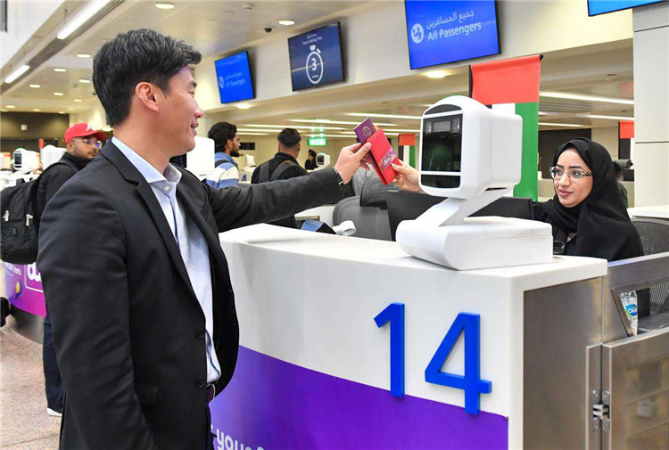 1月22日，迪拜免稅店聯(lián)合迪拜移民局向入境中國(guó)旅客贈(zèng)送新年賀禮。迪拜移民局供圖