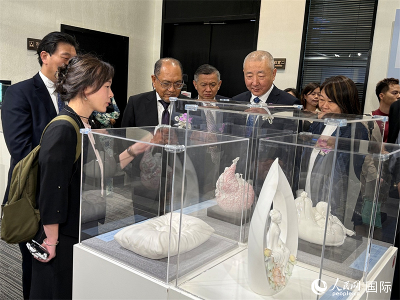 嘉賓在參觀展覽。 人民網(wǎng)記者 章念生攝