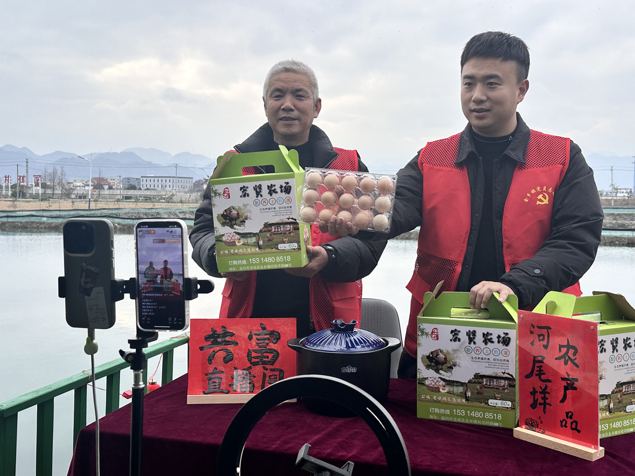 在蒼南金鄉(xiāng)鎮(zhèn)，永興、半浹連、河尾垟?shù)犬斈晔転牡呐R近村落，正連片建設美麗江南水鄉(xiāng)新景。圖為河尾垟村設在河邊的“共富直播間”。金鄉(xiāng)鎮(zhèn) 供圖