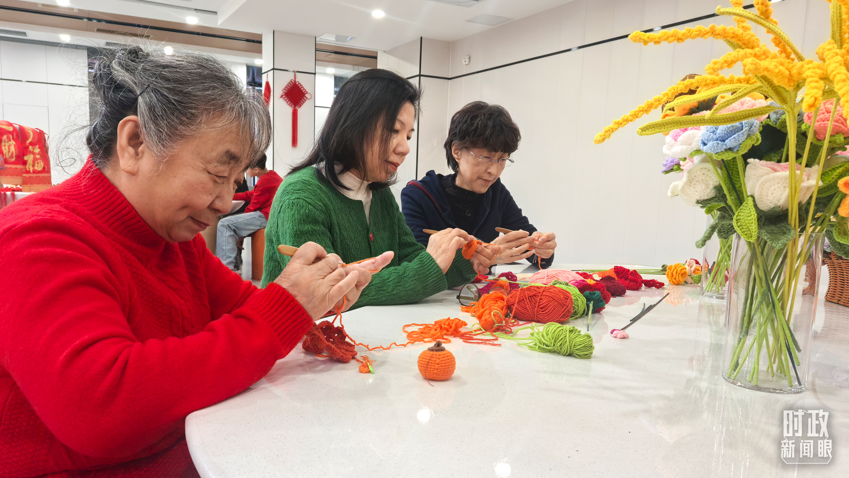 長(zhǎng)安社區(qū)黨群服務(wù)中心里，居民們正在制作手工藝品。（總臺(tái)央視記者鐘銳拍攝）
