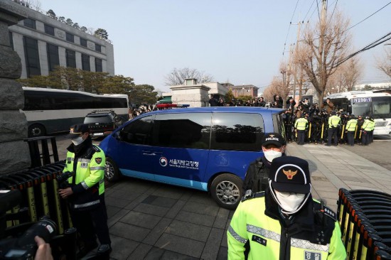  1月21日，尹錫悅乘坐的車輛進(jìn)入韓國首爾的憲法法院。新華社記者姚琪琳攝