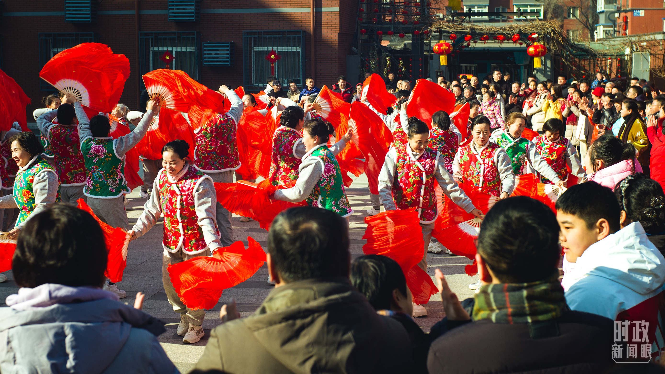長(zhǎng)安小區(qū)文化廣場(chǎng)上，居民們扭起歡快的秧歌。（總臺(tái)央視記者彭漢明拍攝）