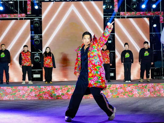 健身教練劉畊宏耐心帶領(lǐng)現(xiàn)場(chǎng)以及線上的朋友們進(jìn)行熱身。人民網(wǎng)記者 許維娜攝