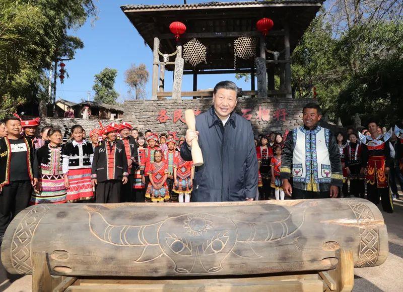 △2020年1月19日，習(xí)近平總書記在云南騰沖三家村中寨司莫拉佤族村廣場上，敲響三聲佤族木鼓，祝福風(fēng)調(diào)雨順、國泰民安、四海升平。