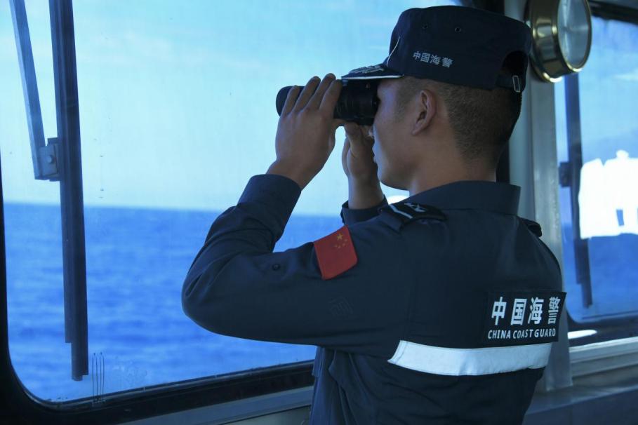 1月27日，中國(guó)海警海鷗艦執(zhí)法員在巡航期間執(zhí)勤瞭望。