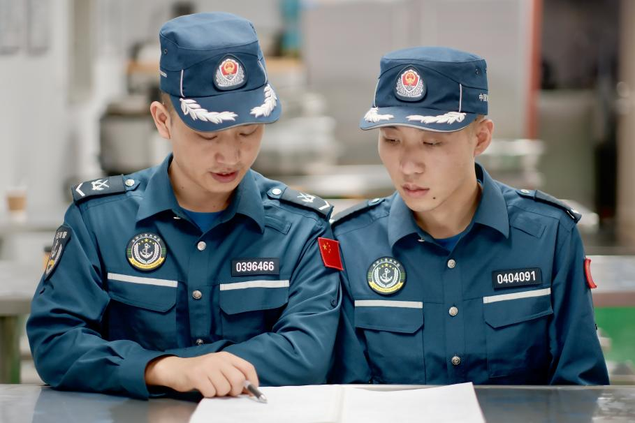 1月27日，中國(guó)海警海鷗艦執(zhí)法員研習(xí)設(shè)備維修保養(yǎng)案例。
