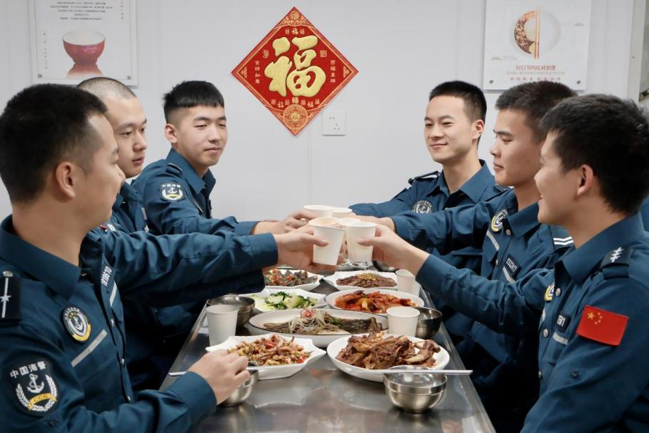 1月28日，在中國(guó)海警海鷗艦上，執(zhí)法員們聚餐慶祝農(nóng)歷春節(jié)。