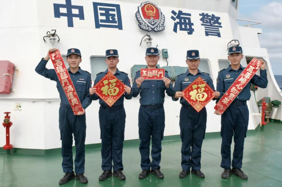 1月27日，中國(guó)海警海鷗艦執(zhí)法員們展示春聯(lián)福字，慶祝農(nóng)歷春節(jié)。