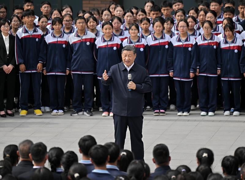 △2024年6月18日，習(xí)近平總書記在青海果洛西寧民族中學(xué)考察時(shí)，同師生們親切交流。