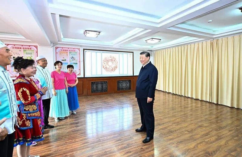 △2024年6月19日，寧夏銀川市金鳳區(qū)長城花園社區(qū)活動(dòng)室，習(xí)近平總書記同社區(qū)居民親切交流。