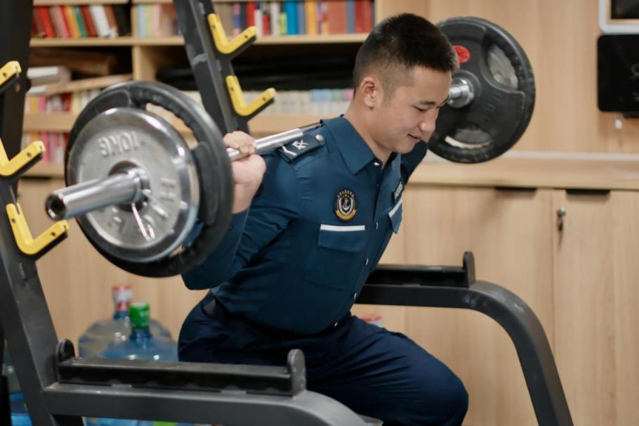 1月23日，在中國(guó)海警海鷗艦上，執(zhí)法員在值守間隙鍛煉身體。