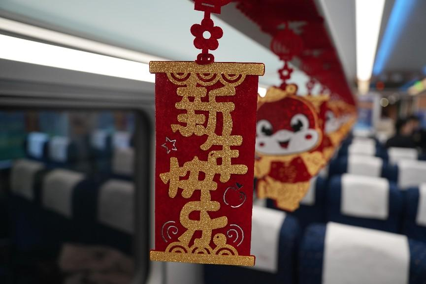 “井岡山號(hào)”列車(chē)春晚車(chē)廂布置。人民網(wǎng) 歐陽(yáng)易佳攝