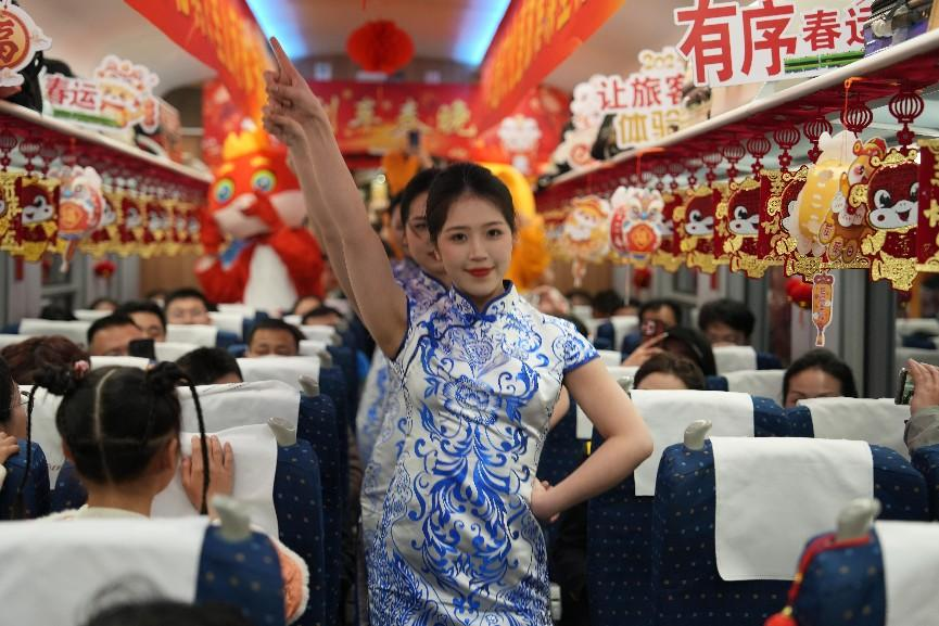 列車(chē)乘務(wù)員身穿青花瓷元素服飾表演節(jié)目。人民網(wǎng) 歐陽(yáng)易佳攝